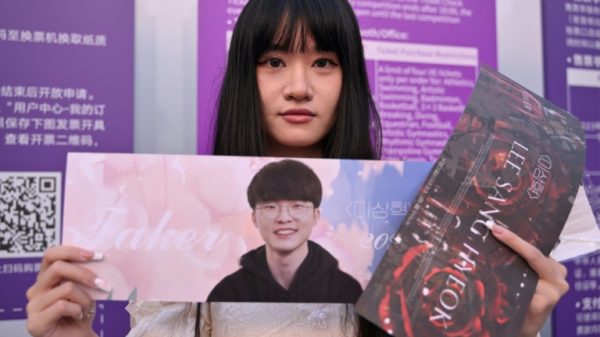 A fan of Lee "Faker" Sang-hyeok shows off her sign