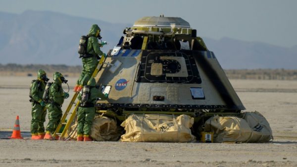 Boeing and NASA teams work around Boeing’s CST-100 Starliner spacecraft after it landed at White Sands Missile Range’s Space Harbor, May 25, 2022