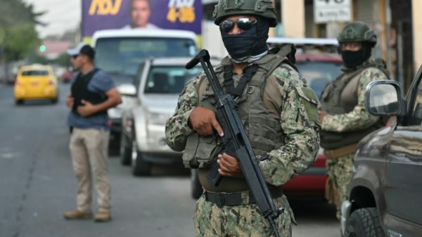 Fuerzas de seguridad custodian el inicio de una caravana en apoyo al candidato presidencial ecuatoriano Daniel Noboa, del Partido Acción Democrática Nacional, en Guayaquil el 6 de octubre de 2023