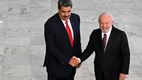 Venezuela's President Nicolas Maduro (L) and Brazilian President Luiz Inacio Lula da Silva shake hands during a welcome ceremony at the presidential palace in Brasilia