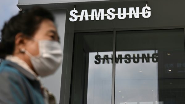 Samsung will roll out a real-time call translation service using AI technology next year, the firm says