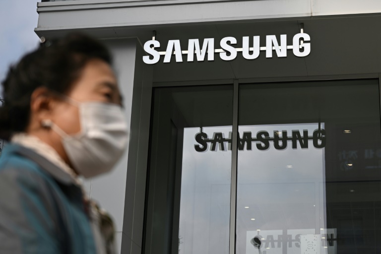 Samsung will roll out a real-time call translation service using AI technology next year, the firm says