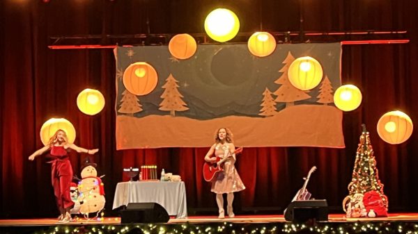 Laurie Berkner performing at The Paramount